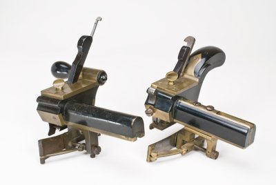Rutebilprodusentens justerbare kompassploger, midten av 1800-tallet (tre, gunmetall og fjærende stål) (se også 701095) av Thomas Falconer